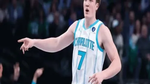 【惊险瞬间！第73分钟沃顿飞铲凯塞多，红牌飞出，赛场风云突变】